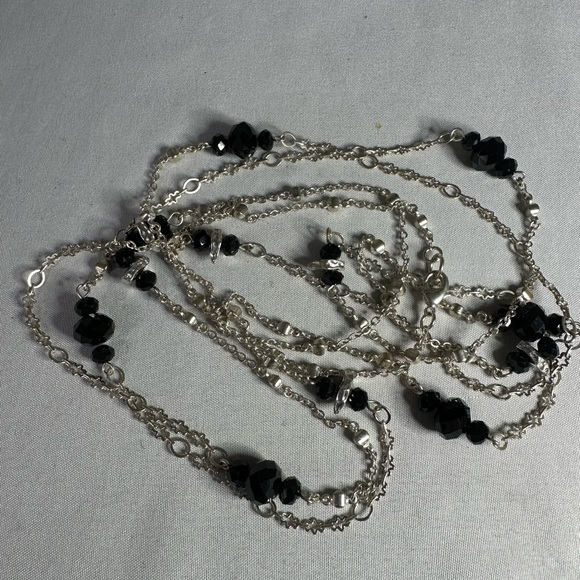 Two long black and silvertone bead necklaces - Picture 5 of 6